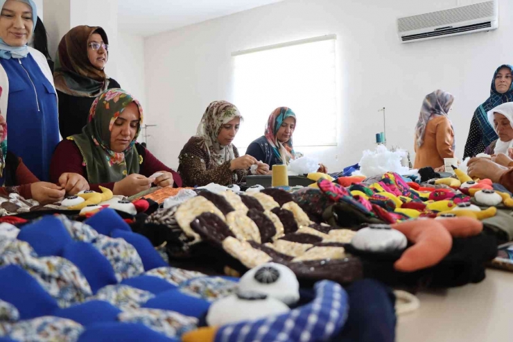 Kadınların Atık Malzemelerden Yaptığı Baykuş Çantalarına Yoğun İlgi