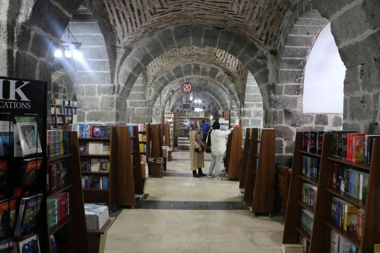 Diyarbakır’da Tarihi Handa Kitap Okuma Keyfi