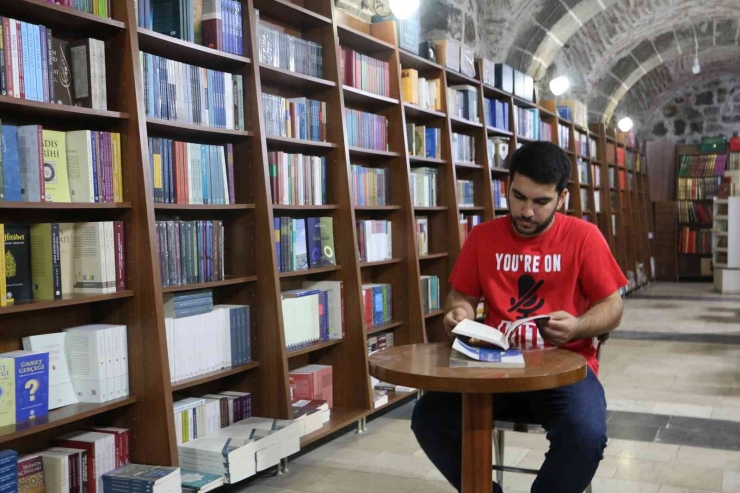 Diyarbakır’da Tarihi Handa Kitap Okuma Keyfi