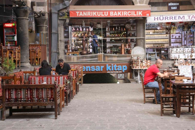 Diyarbakır’da Tarihi Handa Kitap Okuma Keyfi