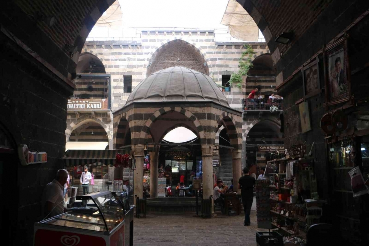 Diyarbakır’da Tarihi Handa Kitap Okuma Keyfi