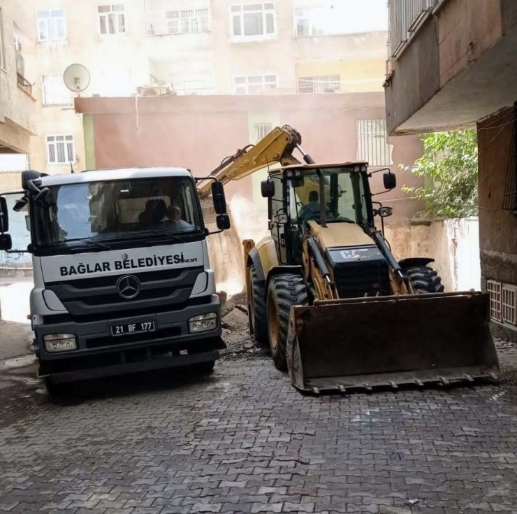 Bağlar Belediyesinden Dar Sokaklarda Genişletme Çalışması