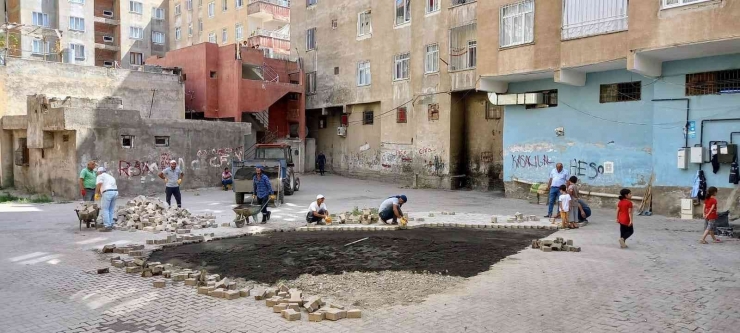 Bağlar Belediyesinden Dar Sokaklarda Genişletme Çalışması