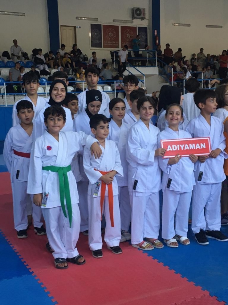 Çocuk Evlerinde Kalan Çocuklar Karate Turnuvasından Başarıyla Döndü