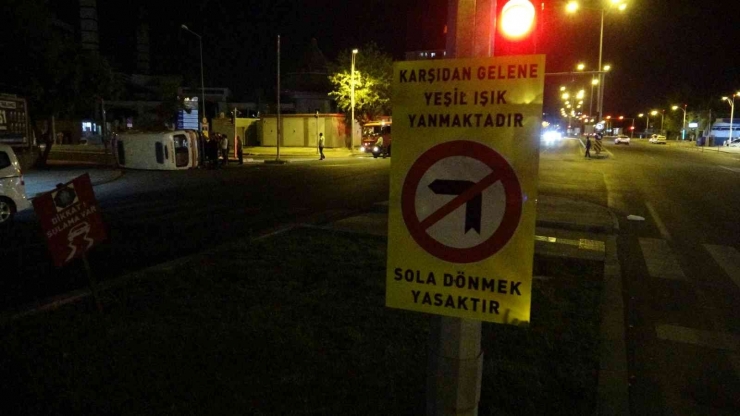 Dolmuşla Çarpışan Ambulans Devrildi: 3 Yaralı