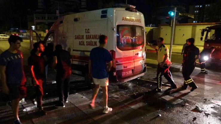 Dolmuşla Çarpışan Ambulans Devrildi: 3 Yaralı