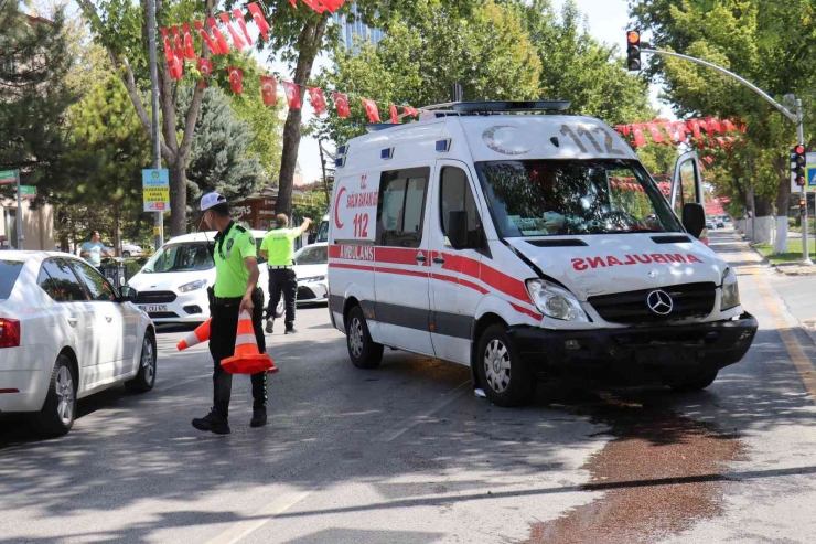 Ambulansla Otomobil Çarpıştı: 1 Yaralı