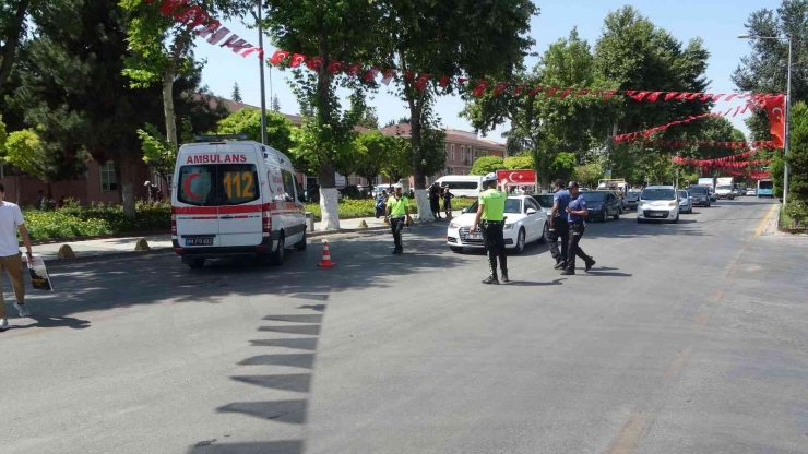 Ambulansla Otomobil Çarpıştı: 1 Yaralı