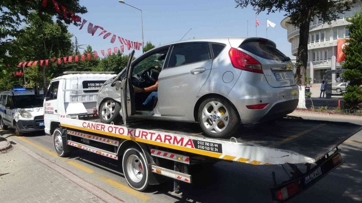 Ambulansla Otomobil Çarpıştı: 1 Yaralı