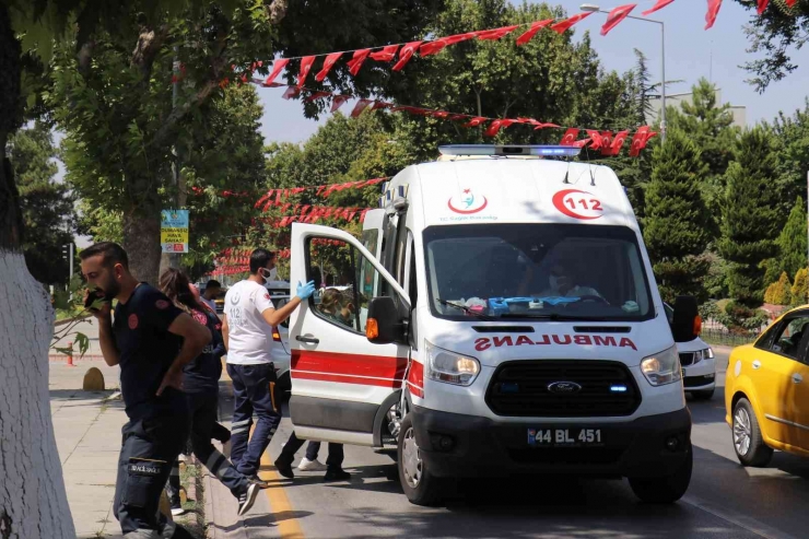 Ambulansla Otomobil Çarpıştı: 1 Yaralı