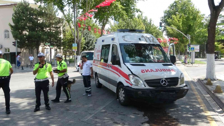 Ambulansla Otomobil Çarpıştı: 1 Yaralı