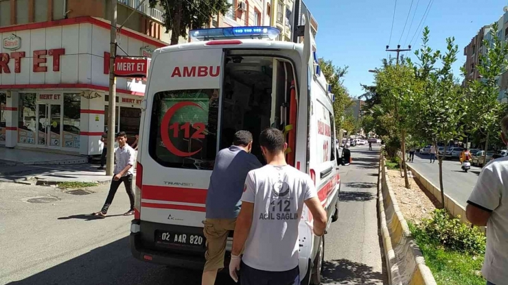 Aniden Açılan Kapıya Çarpan Motosiklet Sürücüsü Yaralandı