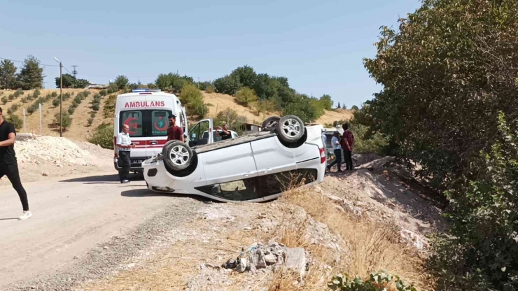 Hafif Ticari Araç Takla Attı: 1 Yaralı