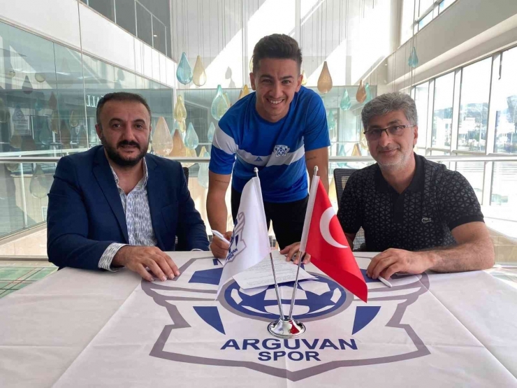 Arguvanspor’da İmza Şov