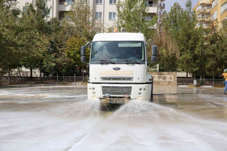 Karaköprü’de Eğitim Sezonu Öncesi Okullarda Temizlik