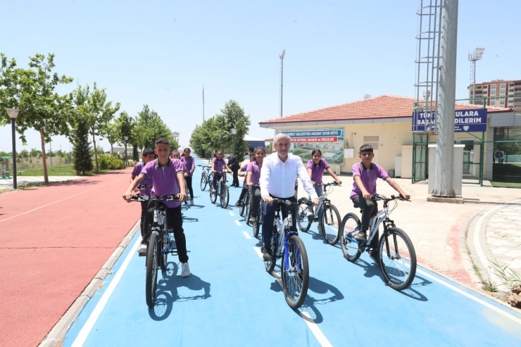 Gaziantep’te Başarılı Öğrencilere Bisiklet Hediyesi