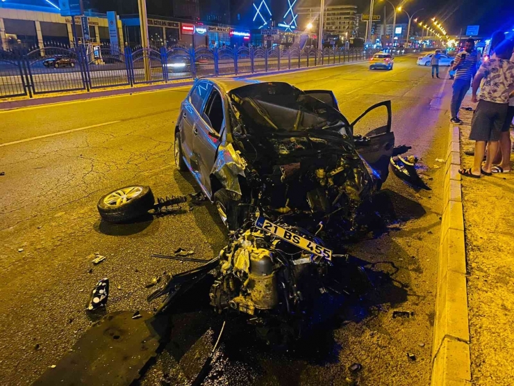 Diyarbakır’da Takla Atan Araçlar Hurdaya Döndü, Sürücüler Burunları Bile Kanamadı