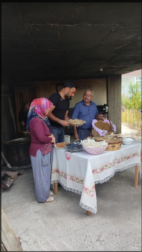 Sanatçı Alişan, Malatya’da Dut Pestiline Hayran Kaldı