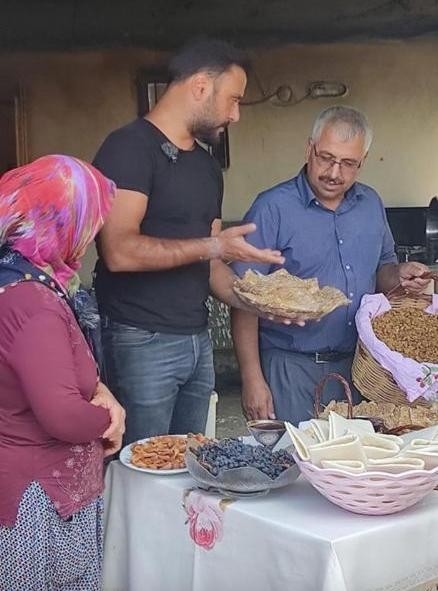 Sanatçı Alişan, Malatya’da Dut Pestiline Hayran Kaldı