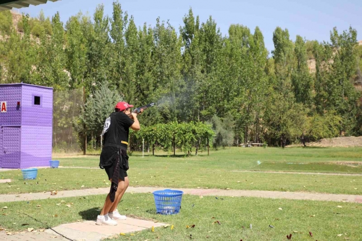 Atıcılık Nemrut Kupası Şampiyonları Kupa Ve Madalyalarını Aldı