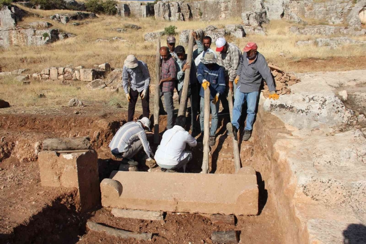 Adıyaman’da İçerisinde 4 İskeletin Bulunduğu Bin 800 Yıllık Mezar Bulundu