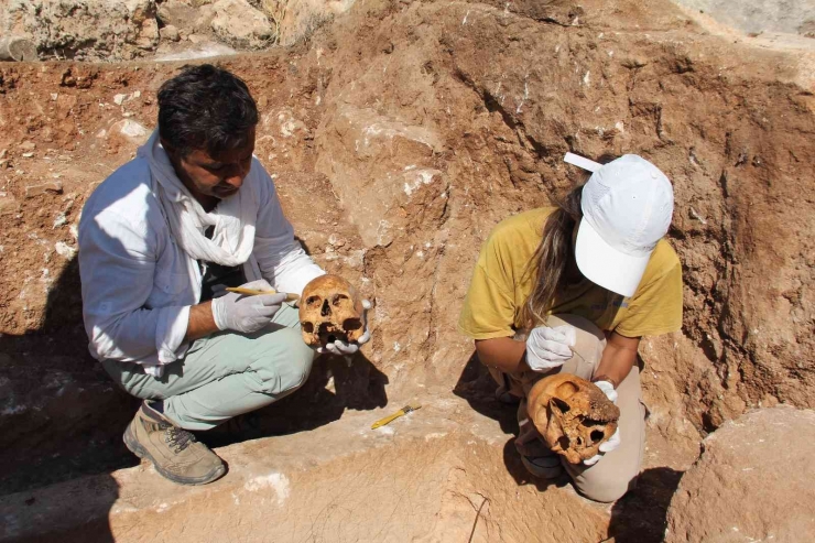 Adıyaman’da İçerisinde 4 İskeletin Bulunduğu Bin 800 Yıllık Mezar Bulundu