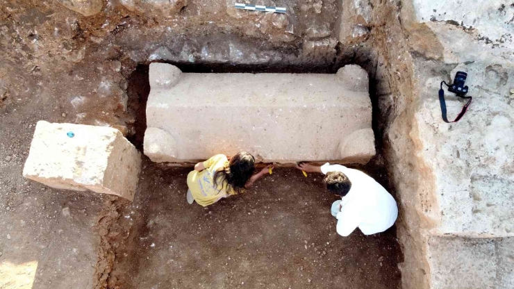 Adıyaman’da İçerisinde 4 İskeletin Bulunduğu Bin 800 Yıllık Mezar Bulundu