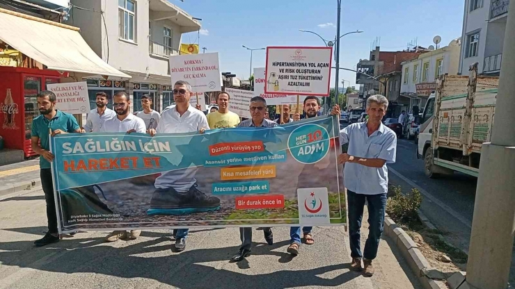 Dicle İlçesinde Sağlıkçılar Halk Sağlığı İçin Yürüdü