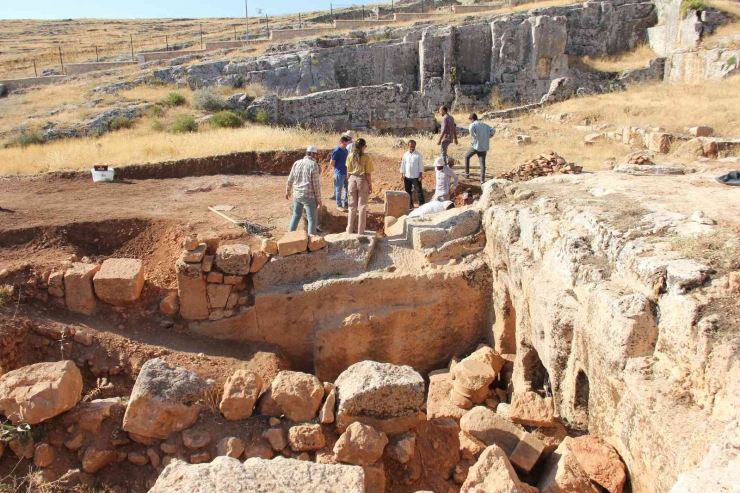 Adıyaman’da İçerisinde 4 İskeletin Bulunduğu Bin 800 Yıllık Mezar Bulundu