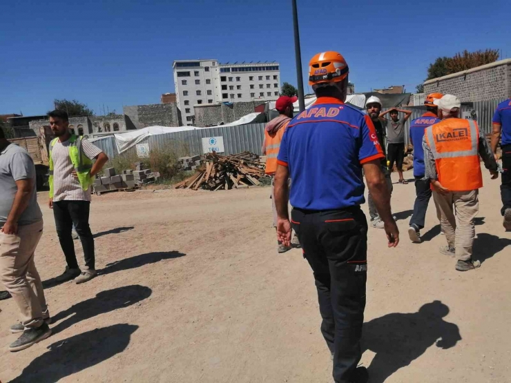 Diyarbakır’da İnşaat Alanında Gezen Vatandaş Kazaya Neden Oldu: 2 Yaralı