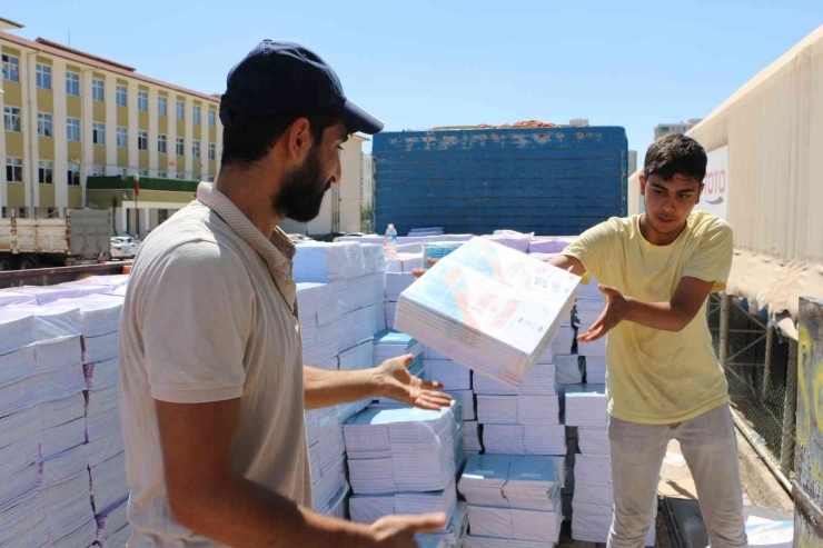 2 Milyon 765 Bin Yardımcı Kaynak Kitabı Okul Sıralarında Öğrencileri Bekliyor