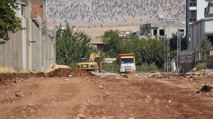 Adıyaman’da Yol Açma Çalışmalarına Devam Ediyor