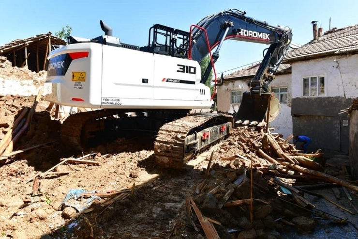 Yeşilyurt’ta Ocak Ve Eylül Ayları Arasında 47 Metruk Bina Yıkıldı