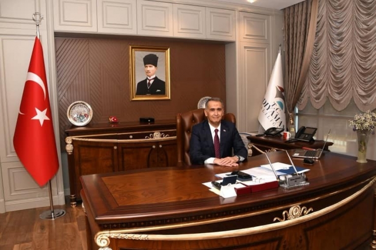 Vali Mahmut Çuhadar’ın Şiir Kitabı Çıktı