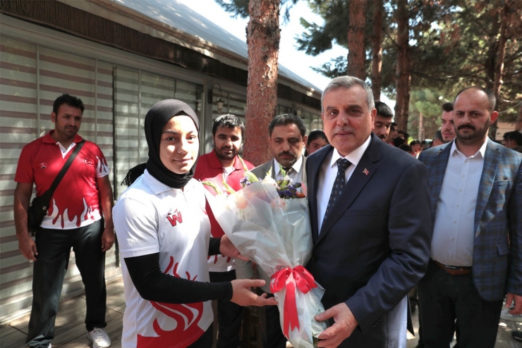 Beyazgül Şanlıurfa’ya Madalyalarla Dönen Gençlerle Bir Araya Geldi