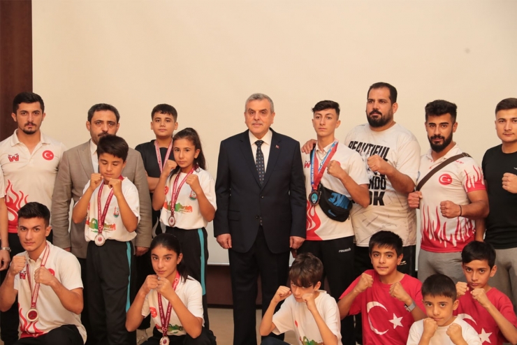 Beyazgül Şanlıurfa’ya Madalyalarla Dönen Gençlerle Bir Araya Geldi