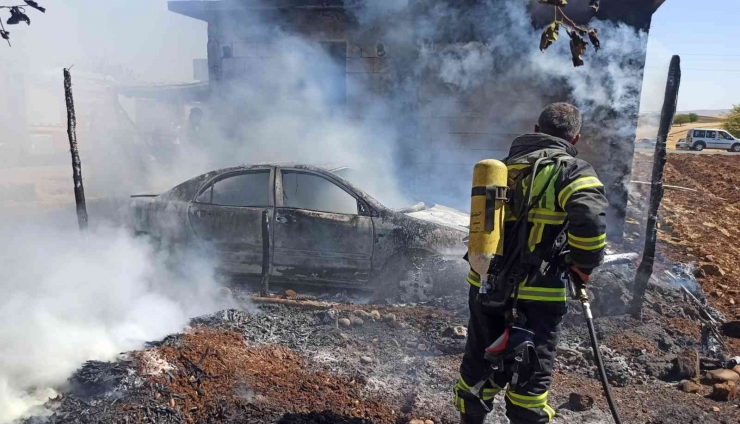 Evde Çıkan Yangın Park Halindeki Otomobile Sıçradı