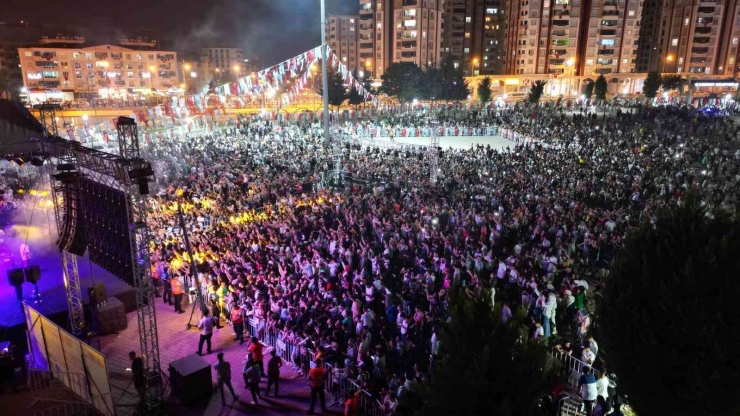 Folklor Fesitivaline Madrigal Damgası