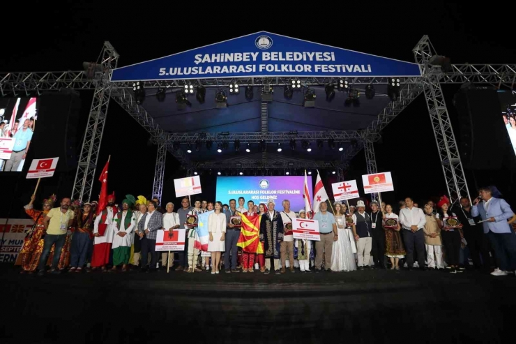 Folklor Fesitivaline Madrigal Damgası