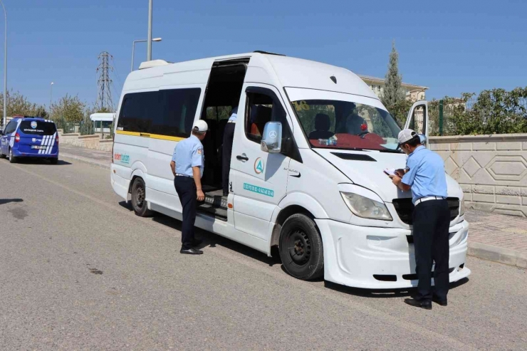 Büyükşehir Zabıta Okul Servislerini Denetledi