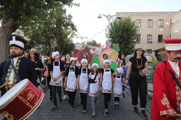 Gastroantep Festivali’nde Kortej Yürüyüşü