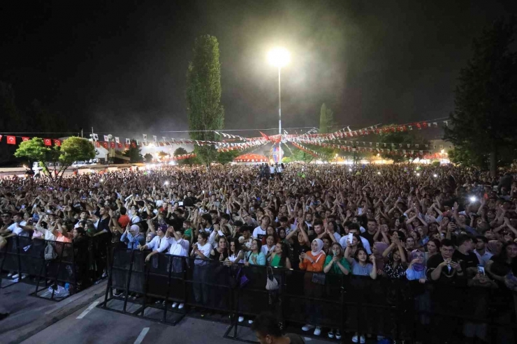 Şahin Ve Haluk Levent Gazi Şehirlilerle Şarkı Söyledi