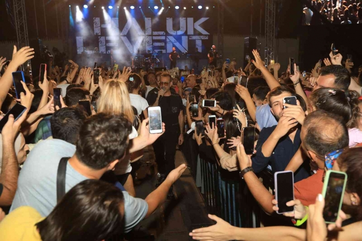 Şahin Ve Haluk Levent Gazi Şehirlilerle Şarkı Söyledi