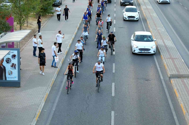 Diyarbakır’da 100 Bisikletçi Hareketli Yaşamak İçin Pedal Çevirdi