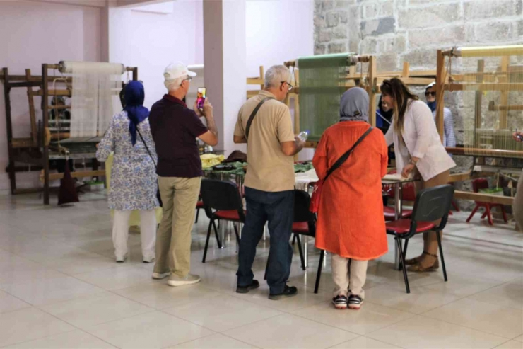 Terörden Arındırılan İlçede Kadınlar El Emeği Göz Nuru Ürünler Üretip Meslek Sahibi Oluyor