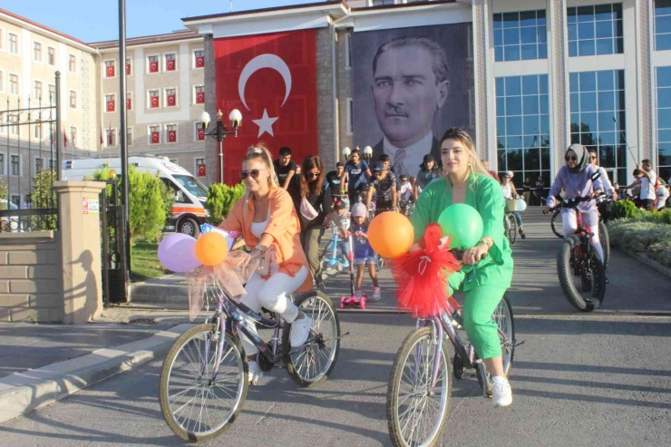 Adıyaman’da, Süslü Kadınlar Pedal Çevirdi