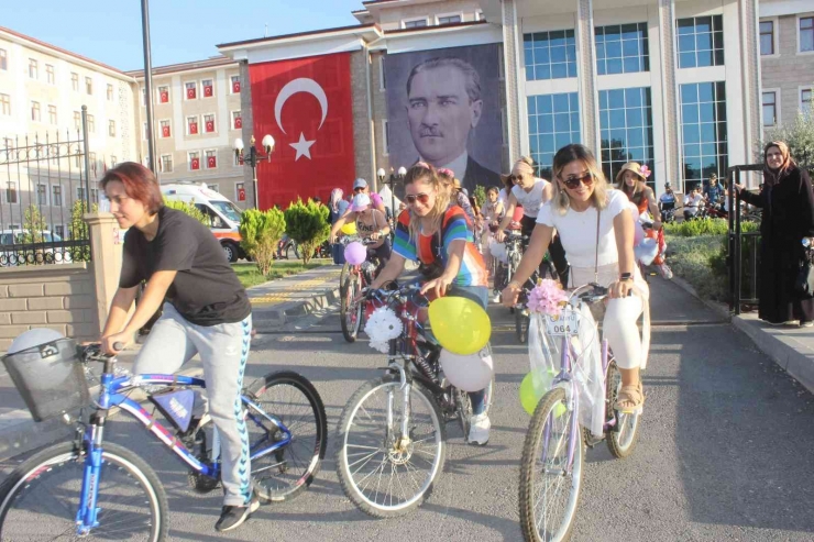 Adıyaman’da, Süslü Kadınlar Pedal Çevirdi