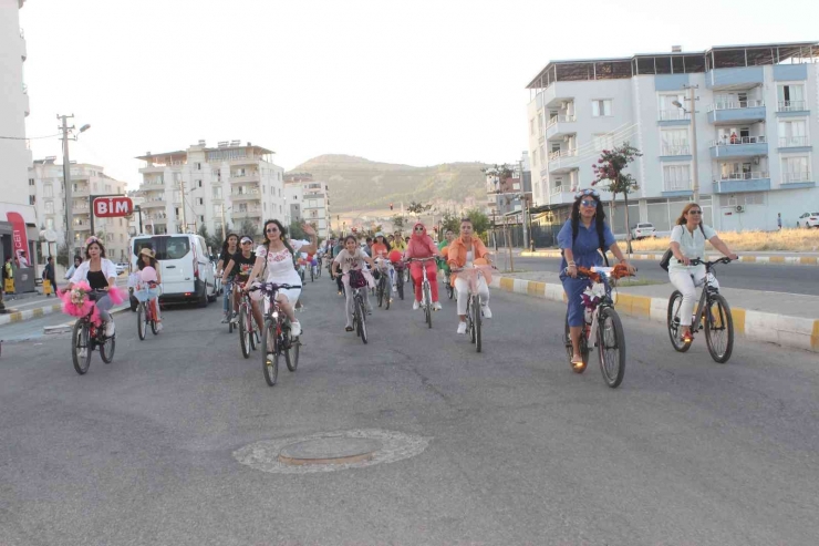 Adıyaman’da, Süslü Kadınlar Pedal Çevirdi