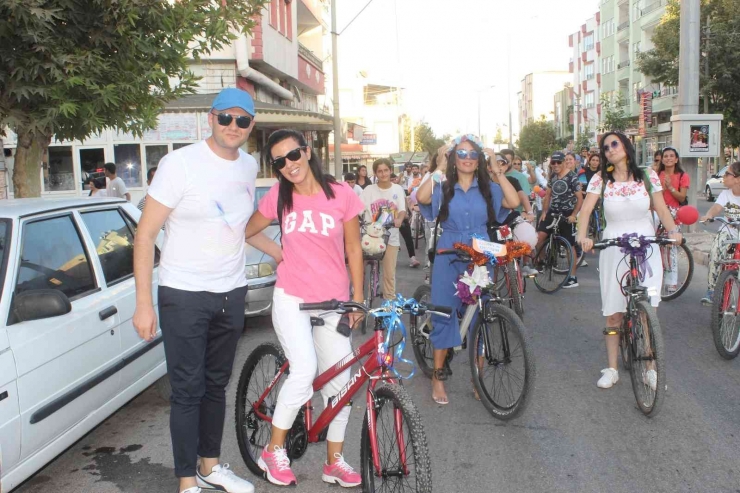 Adıyaman’da, Süslü Kadınlar Pedal Çevirdi