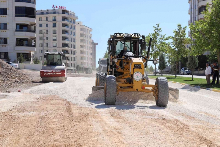 Karaköprü’de Üst Yapı Çalışmalarıyla Yollar Yenileniyor